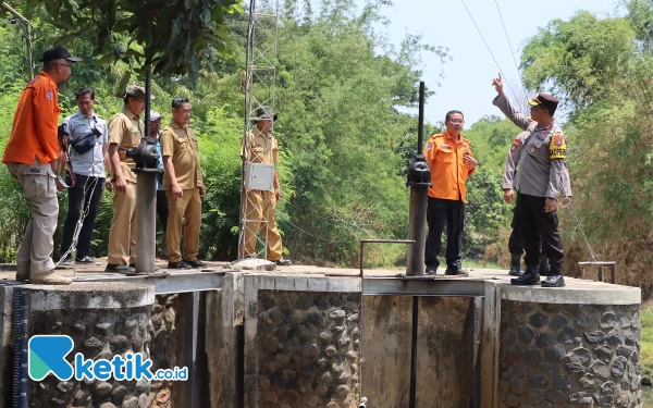 Thumbnail Berita - Polres dan BPBD Kota Probolinggo Kompak Cek EWS di 5 Pintu Air