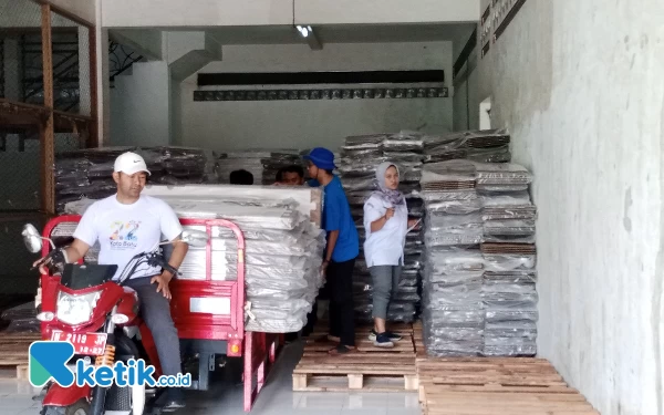 Thumbnail Petugas KPU Kota Batu menurunkan Surat Suara dari kendaraan untuk disimpan di Gudang KPU Kota Batu  (Foto: Sholeh/ketik.co.id).