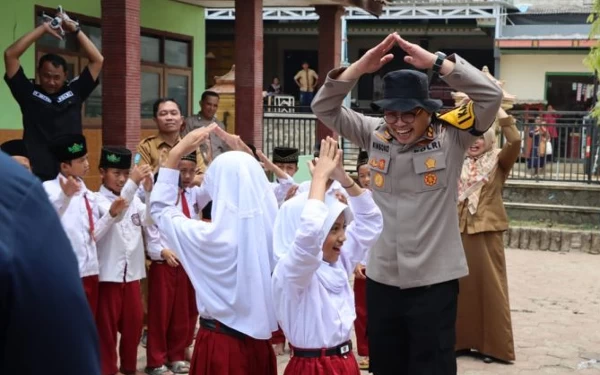 Thumbnail Berita - Cegah Bullying di Sekolah, Kapolres Ponorogo Ajak Guru-Orang Tua Tanamkan Jiwa Persatuan Sejak Dini