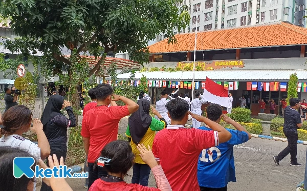 Peringati Hari Pahlawan, Mahasiswa dan Pegawai Undika Surabaya Gelar Upacara Kenakan Kaos Timnas