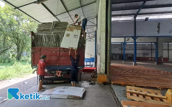 Thumbnail Berita - Logistik Pemilu Berdatangan, Ribuan Kotak dan Bilik Suara Diterima KPU Jember