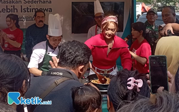 Thumbnail Berita - [Berita Foto] Inul Daratista Masak Bareng Emak-Emak di Pasar Mojoagung Jombang