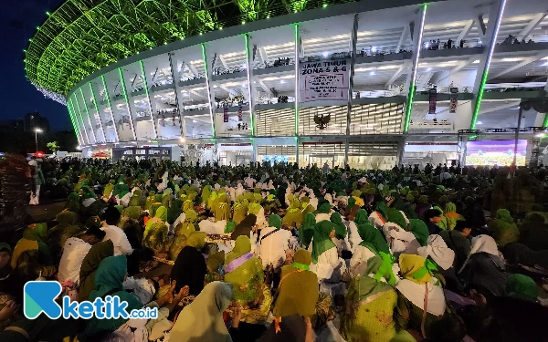 Thumbnail Kader Muslimat NU tumpah ruah duduk rapi di luar Stadion Gelora Bung Karno saat di dalam Stadion sudah tidak cukup menampung mereka