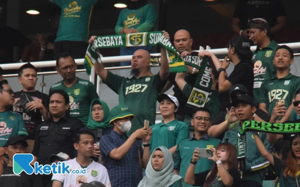 Thumbnail Ahamd Dhani Prasetyo terlihat mendukung Persebaya dari Bangku VIP bersama Bonek lainnya, Selasa (30/1/2024). (Foto: Khaesar/Ketik.co.id)