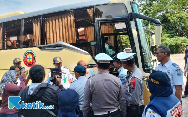 Thumbnail Berita - Tekan Angka Kecelakaan, Bus Pariwisata yang Masuk Bangkalan Diperiksa Kelayakan