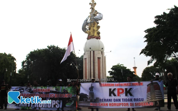 Thumbnail Berita - Masyarakat Sidoarjo Bersatu Dukung KPK Tuntaskan Penyidikan OTT di BPPD Sidoarjo