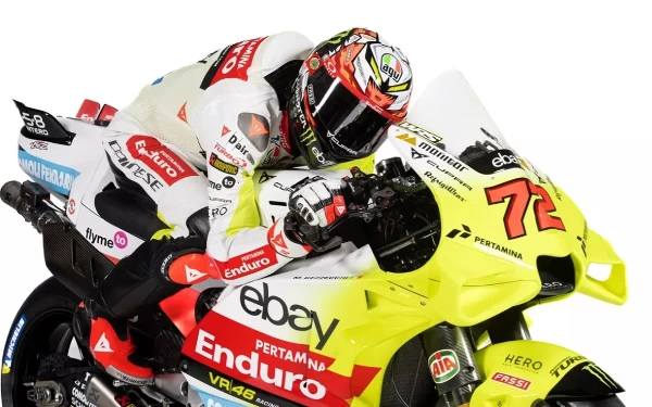 Thumbnail Berbeda dari tahun lalu yang mengusung warna dominan hitam, tahun ini tim tersebut mengusung warna dominan kuning stabilo yang merupakan warna kebesaran Valentino Rossi saat masih aktif sebagai pembalap. Sebagai title partner, tulisan Pertamina juga tampak paling menonjol dalam livery tersebut dibanding sponsor-sponsor lainnya (Foto: Instagram VR46 Racing Team)