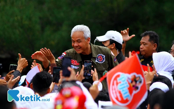 Thumbnail Calon Presiden no urut 3 Ganjar Pranowo menyapa pendukungnya saat melakukan kampanye di Pasar 16 Ilir Palembang, Sumatera Selatan, Jumat (2/2/2024). Ganjar Pranowo melakukan kampanye dengan cara blusukan ke dua pasar yaitu Pasar Palimo dan Pasar 16 Ilir serta mendengarkan keluh kesah pedagang pasar dan pengemudi ketek. Wahyu Rahmanto/Ketik.co.id