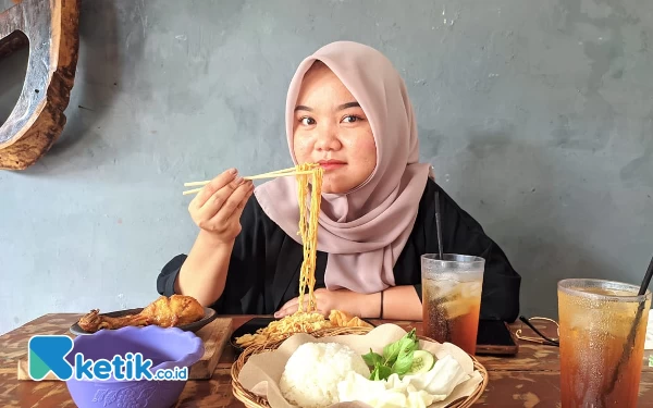 Thumbnail Berita - Doyan Makanan Pedas? Yuk Cobain Mie Huh-Hah di Cafe Rosella Pacitan