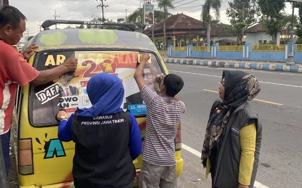 Thumbnail Berita - APK Menempel di Becak dan Angkot Dicopot Bawaslu Jember