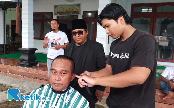 Thumbnail Berita - Wujud Rasa Syukur, Puluhan Relawan Prabowo-Gibran di Kediri Cukur Gundul