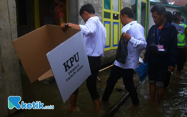 Thumbnail Anggota Kelompok Penyelenggara Pemungutan Suara (KPPS) yang bertugas di Tempat Pemungutan Suara (TPS) 009 Kelurahan 36 Ilir, Kecamatan Gandus membawa bilik suara dan kertas suara dengan di kawal pihak kepolisian dan para saksi mendatangi warga yang tidak dapat memilih akibat sakit, Sabtu (24/2/2024). Sebanyak 20 TPS di Kota Palembang melakukan Pemilihan Suara Lanjutan (PSL) untuk memilih DPRD Kota Palembang dan DPRD Provinsi Sumatera Selatan. Wahyu Rahmanto/Ketik.co.id