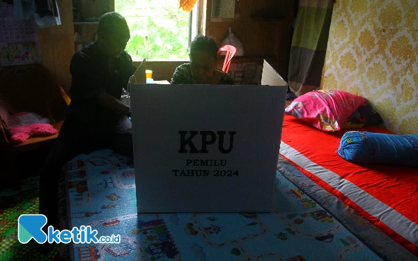 Thumbnail Kelompok Penyelenggara Pemungutan Suara (KPPS) yang bertugas di Tempat Pemungutan Suara (TPS) 009 Kelurahan 36 Ilir, Kecamatan Gandus mendamping ibu Titin Sumarni di rumahnya untuk melakukan  Pemilihan Suara Lanjutan (PSL) untuk Calon DPRD Kota Palembang DAPIL 1. Sabtu (24/2/2024). Sebanyak 20 TPS di Kota Palembang melakukan Pemilihan Suara Lanjutan (PSL) untuk memilih DPRD Kota Palembang dan DPRD Provinsi Sumatera Selatan. Wahyu Rahmanto/Ketik.co.id