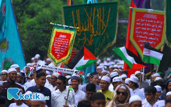 Thumbnail Berita - [Berita Foto] Bendera Palestina Berkibar di Puncak Ziarah Kubro Palembang