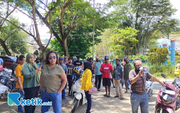 Thumbnail Berita - Geruduk Kantor KPU Raja Ampat, Massa Tuntut  Rapat Pleno Ditunda