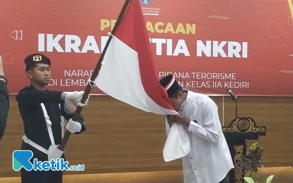 Thumbnail Berita - Cium Bendera Merah Putih, 3 Napiter Lapas Kediri Ikrar Setia ke NKRI