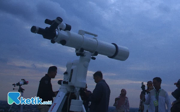 Thumbnail Alat teleskop untuk memantau hilal dari berbagai organisasi islam dipersiapkan di atas salah satu Hotel di Palembang, Minggu (10/3/2024). Hasil pantau hilal dari berbagai organisasi islam dan Kantor Wilayah Kementrian Agama Provinsi Sumatera Selatan, bahwa hilali di kota Palembang tidak terlihat. Wahyu Rahmanto/Ketik.co.id