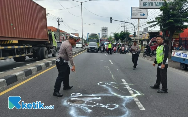 Thumbnail Berita - Terlibat Kecelakaan dengan Dua Trailer hingga Tewas di Sidoarjo, Mahasiswi Ngawi Ditinggal di Aspal