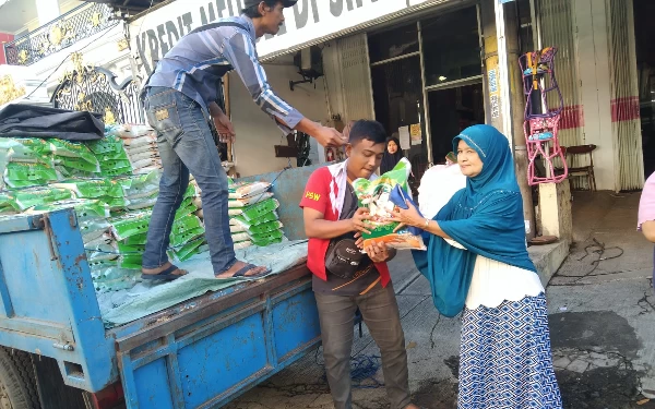 Thumbnail Berita - Meubel Bang Hasyim Bersama Bupati Banyuwangi Gelar Bazar Beras Murah, Warga Bebas Beli Tanpa Kuota