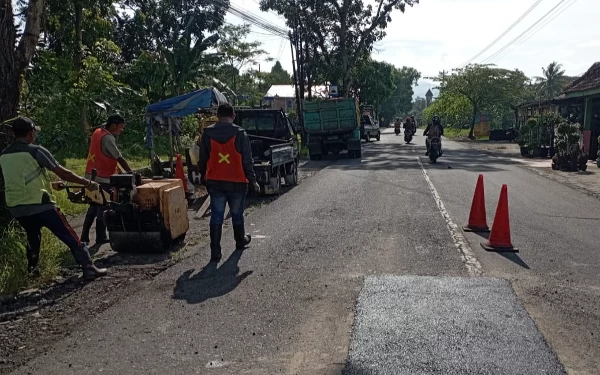 Thumbnail Berita - Meski Dilakukan Penambalan di Jalan Godean Sleman, Warga Tetap Akan  Pasang Spanduk di Jalan Berlubang