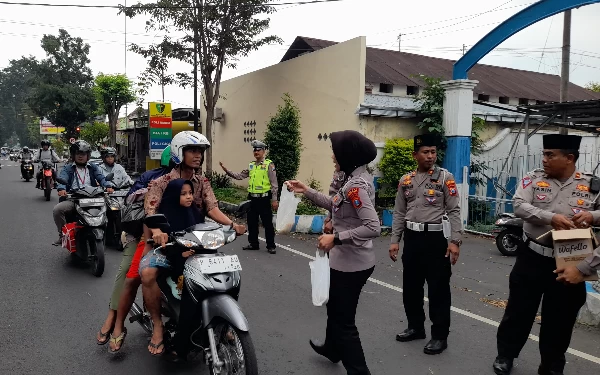 Thumbnail Berita - Bagi Takjil Gratis bagi Pengguna Jalan, Satlantas Bondowoso juga Beri Edukasi Taat Berlalulintas