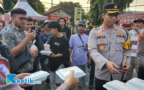 Kapolres Situbondo Bagikan Takjil Buka Puasa Untuk Pendemo