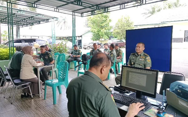 Thumbnail Berita - Prajurit Korem 044 Gapo Antre di Layanan SIM TNI Keliling