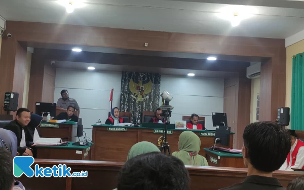 Thumbnail Berita - Sidang Pembunuhan Sekdes di Tuban, Istri Terdakwa Ungkap Perselingkuhannya dengan Korban