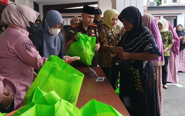 Thumbnail Berita - Kejari Tuban Gelar Bazar Pangan Murah, 700 Paket Ludes Diserbu Warga