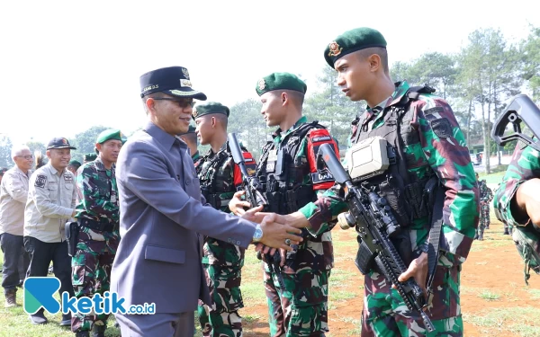 Thumbnail Berita - Bupati Bandung Sambut Purna Tugas Satgas Pamtas Mobile Yonif 330