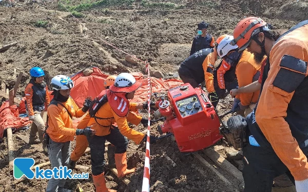 Thumbnail Berita - SAR Bandung Hentikan Pencarian Korban Longsor Bandung Barat, 7 Jasad Ditemukan