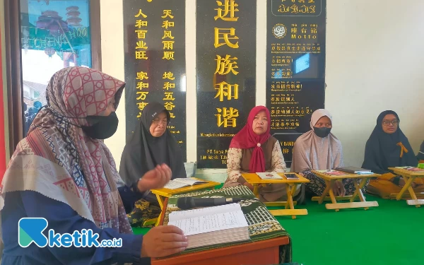 Thumbnail Berita - Ngabuburit Ala Mualaf Tionghoa, Belajar Ngaji di Masjid Cheng Hoo Jember