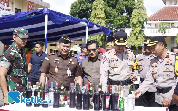 Thumbnail Berita - Polres Situbondo Musnahkan 1300 Botol Miras dan 150 Knalpot Brong