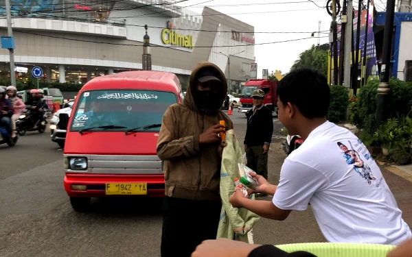 Thumbnail Berita - Bantu Pemudik, Gusdurian Cianjur Bagi-Bagi Takjil Lintas Iman