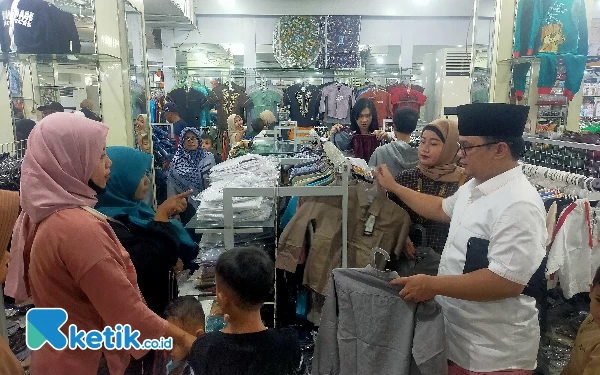 Thumbnail Berita - Gunakan TKD, Kades Sidomulyo Boyong 127 Anak Yatim Belanja Baju Lebaran