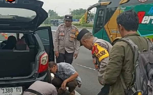 Thumbnail Berita - Lewat Tol Cipali Ban Pecah, Tak Usah Panik, Polisi Siap Bantu di Rest Area