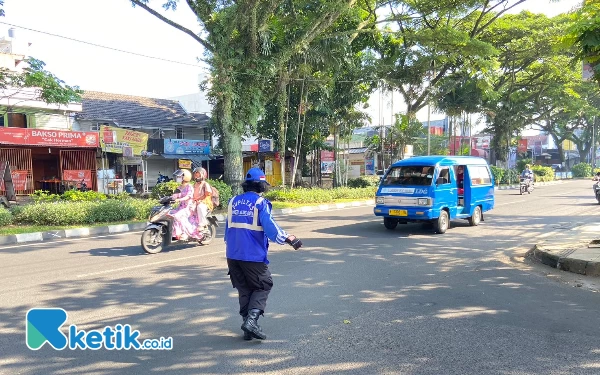 Thumbnail Berita - Sosok Karni, Supeltas di Balik Lancarnya Arus Lalu Lintas di Suhat Kota Malang