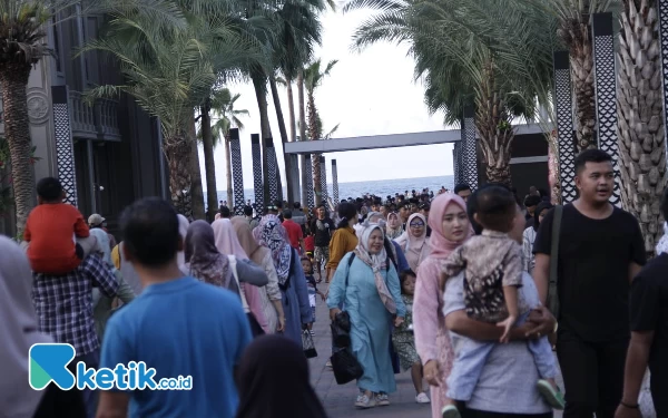 Thumbnail Berita - Puncak Arus Balik Lebaran, Rest Area dan Wisata Utama Raya Beach Situbondo Padat Pengunjung