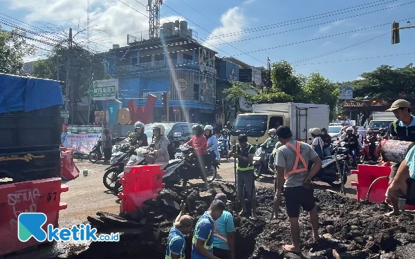 Thumbnail Berita - Aspal Ambrol Akibat Saluran PDAM, Lalu Lintas di Perempatan Ranugrati Bakal Dialihkan