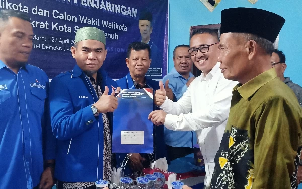 Thumbnail Berita - Ratusan Simpatisan Dampingi Alfin Mendaftar Calon Wali Kota Sungai Penuh ke PKS dan Demokrat