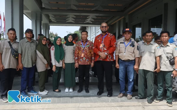 Thumbnail Bupati Bassam didampingi Kepala BPBD Halmahera Selatan Aswin Adam dan sejumlah staf usai pembukaan Rakornas Rabu, (24/4/2024) (Foto Alif Budiman For Ketik.co.id)