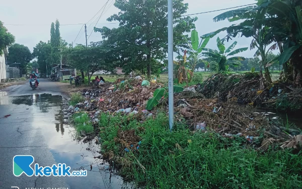 Thumbnail Berita - Pemandangan Jorok di Desa Ketah Kabupaten Situbondo, Sampah Dibiarkan Menumpuk