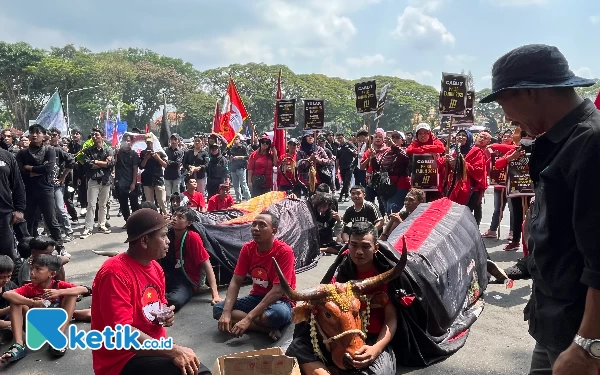 Thumbnail Berita - Bantengan Mberot Warnai Peringatan Hari Buruh di Kota Malang, Sistem Outsourcing Jadi Sorotan