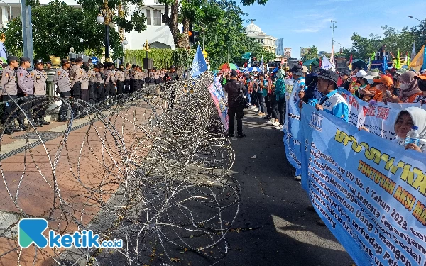 Thumbnail Jalannya aksi demo May Day di depan kantor Gubernur Jatim berlangsung aman dan tertib, Rabu (1/5/2024). (Foto: Khaesar/Ketik.co.id)