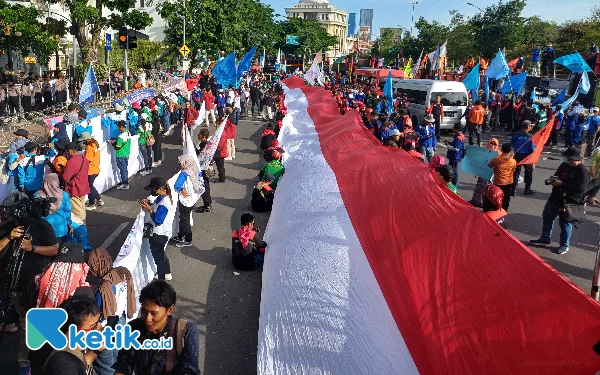 Thumbnail Berita - Meriahnya May Day di depan Kantor Gubernur Jatim