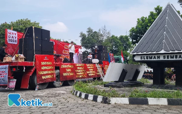 Thumbnail Berita - Gunakan Truk Trailer, Demo di Sleman Soroti Dugaan Mafia dan Kasus Malioboro City