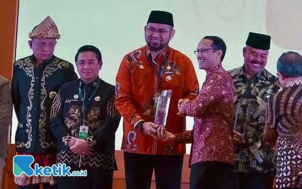 [Berita Foto] Potret Bupati Halsel Raih Penghargaan Bergengsi Kemendikbudristek