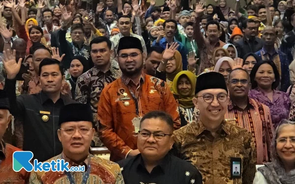 Thumbnail Bupati Halsel di tengah-tengah FTBIN dikelikingi Tamu undangan dan Bupati dari berbagai daerah di Indonesia Kamis, (2/5/2024) (Foto Humas Pemda Halsel For Ketik.co.id)