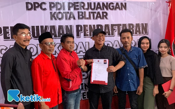 Thumbnail Berita - Mantan Aktivis Kembalikan Formulir Pendaftaran Bakal Calon Wali Kota Blitar Melalui PDIP