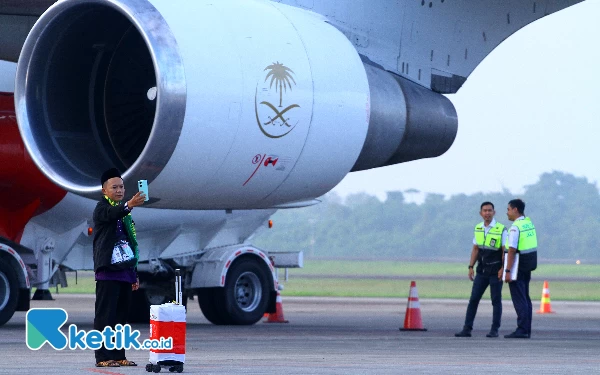 Thumbnail Calon jemaah haji mengabadikan momen keberangkat dengan berswafoto di Bandara Internasional Sultan Mahmud Baddarudin (SMB) II Palembang, Sumatera Selatan, Minggu (12/5/2024). Sebanyak 450 calon jemaah haji kelompok pertama (kloter) pertama yang berasal dari Kabupaten Musi Banyuasin dan Kota Palembang ini diberangkatkan menuju Madina, Arab Saudi untuk menunaikan ibadah haji 2024. (Foto:Wahyu Rahmanto/ketik.co.id).